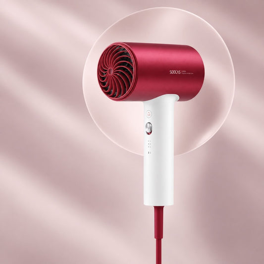 Soocas RH1 ionos hajszárító piros-fehér színben, rózsaszín háttér előtt