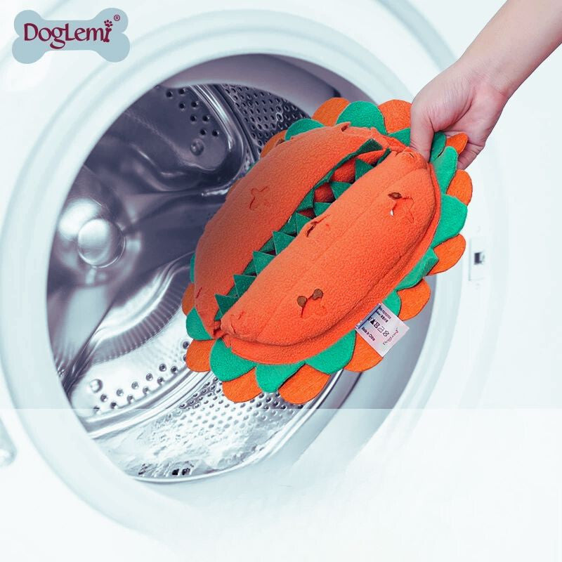 Doglemi szimatjáték mosógépbe helyezve, kézzel tartva – mosható textil
