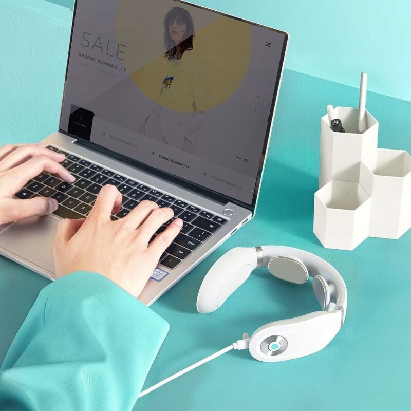 SKG 4098E nyakmasszírozó laptop mellett az asztalon, munka közben