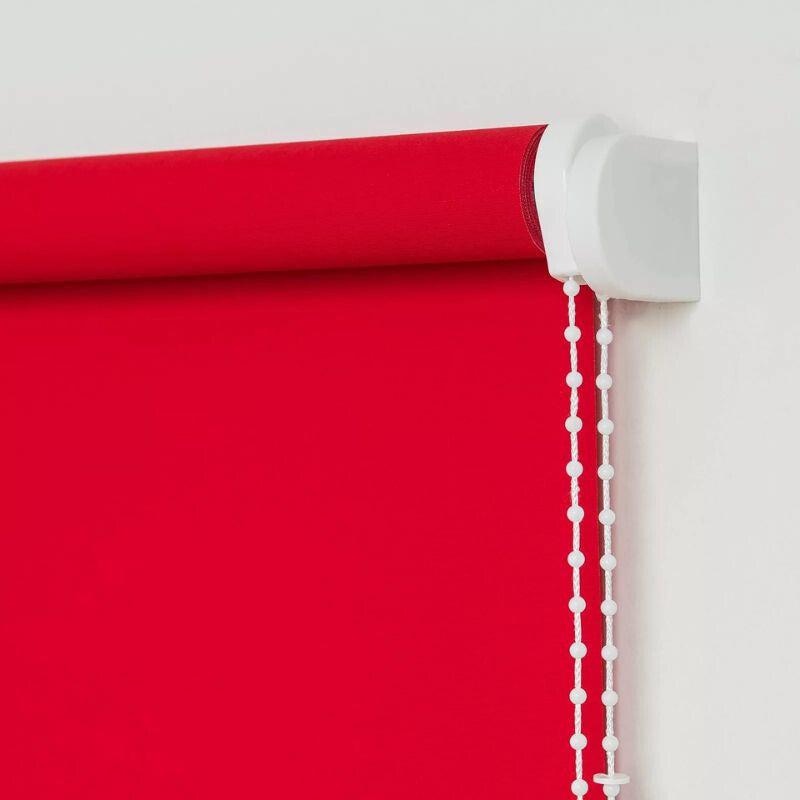 Piros textil roló tengelye fehér oldaltartóval és gyöngyláncos kezelővel