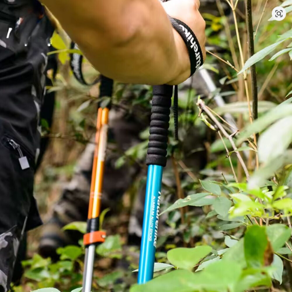 Naturehike túrabotok használatban erdei ösvényen, túrázó kézben