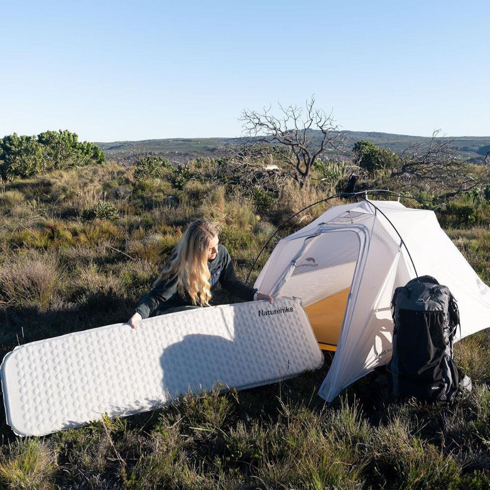 Naturehike Könnyen Felfújható Kempingmatrac – 3,5 cm Vastag, Ultrakönnyű (490 g), Téglalap Forma, Világosszürke