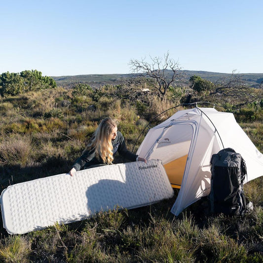 Naturehike Könnyen Felfújható Kempingmatrac – 3,5 cm Vastag, Ultrakönnyű (490 g), Téglalap Forma, Világosszürke
