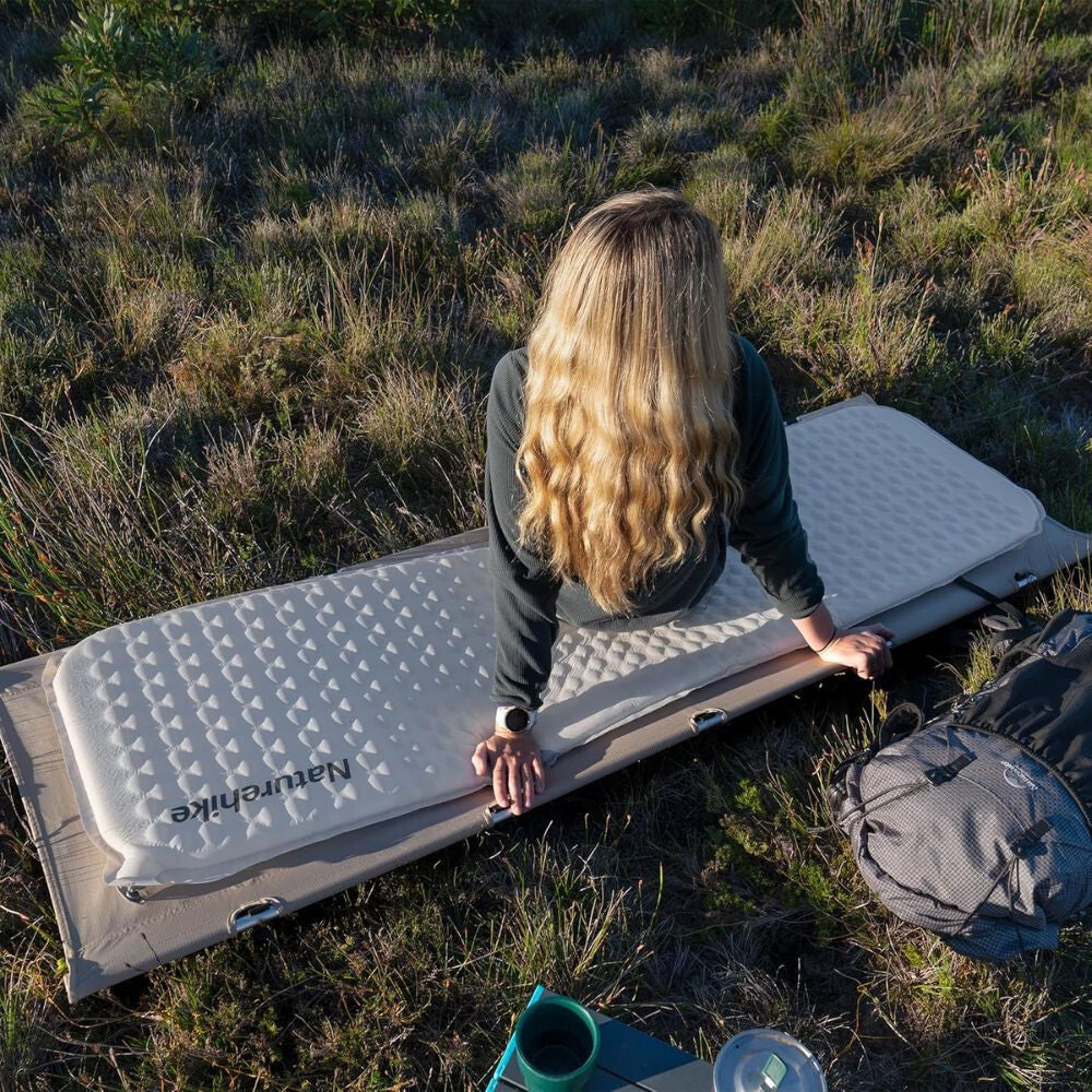 Naturehike Könnyen Felfújható Kempingmatrac – 3,5 cm Vastag, Ultrakönnyű (490 g), Téglalap Forma, Világosszürke