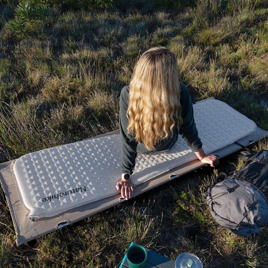 Naturehike Könnyen Felfújható Kempingmatrac – 3,5 cm Vastag, Ultrakönnyű (490 g), Téglalap Forma, Világosszürke