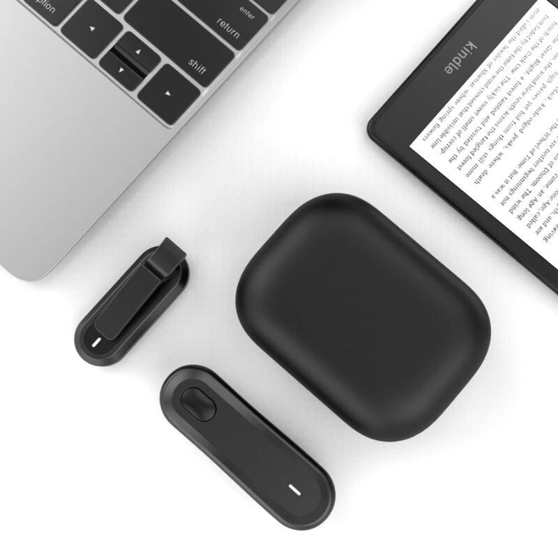 RF oldalforgató távirányító és zárt töltőtok felülről, tablet és laptop mellett