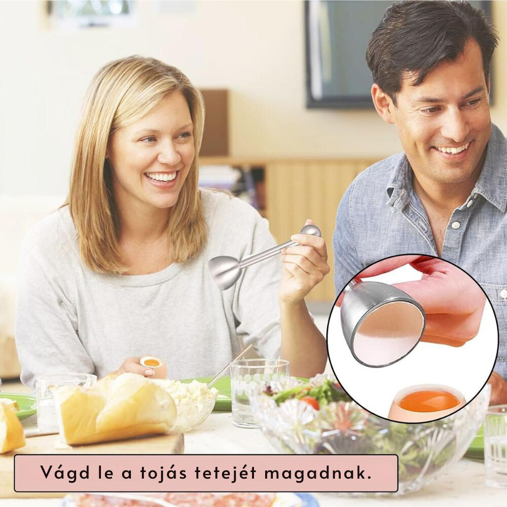 Reggeliző pár lágy tojással és tojásnyitóval, a tojás tetejének levágása