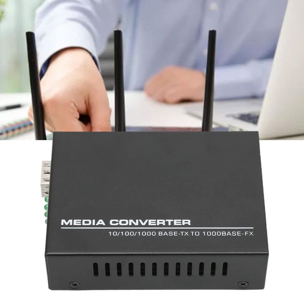 Gigabit SFP optikai Ethernet átalakító asztalon, router mellett használat közben