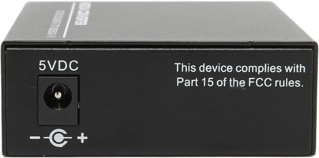 Gigabit SFP media converter hátlapja 5 V DC tápcsatlakozóval közelről