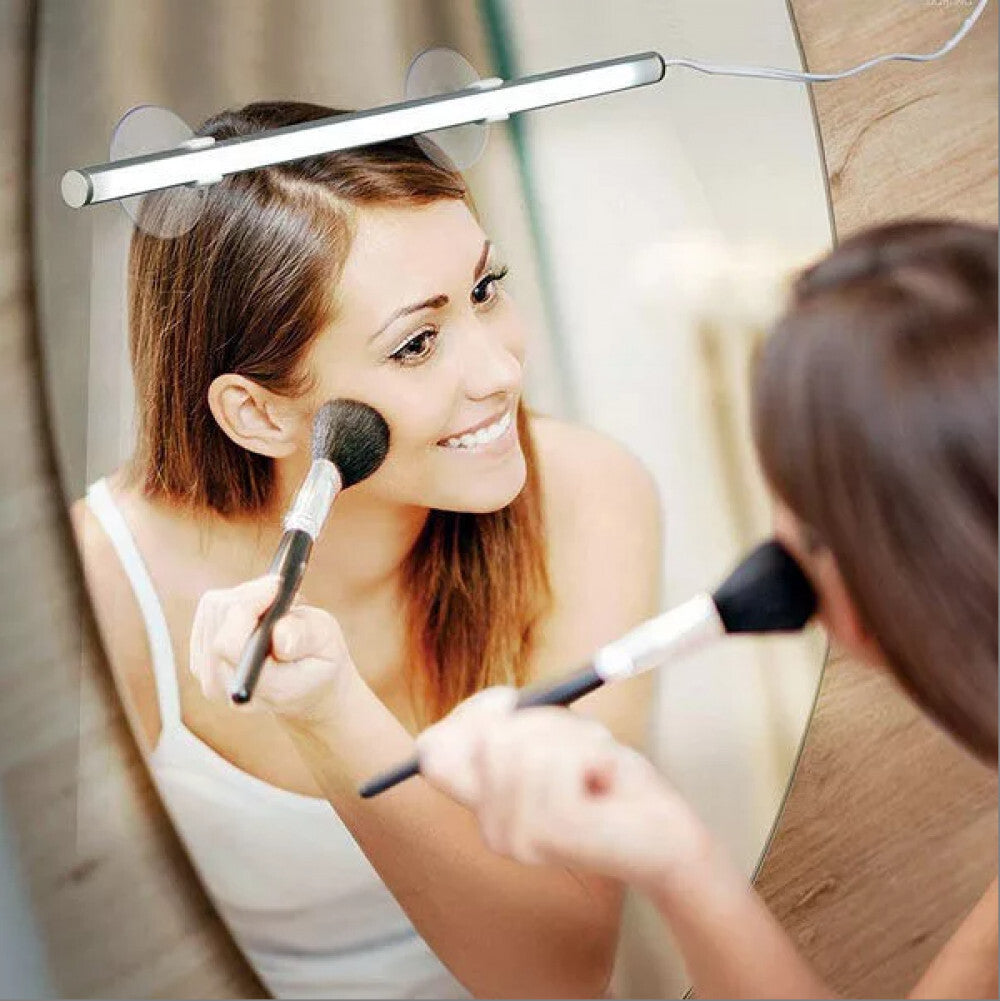Seventybeauty sminklámpa kozmetikai tükör tetején, nő ecsettel sminkel