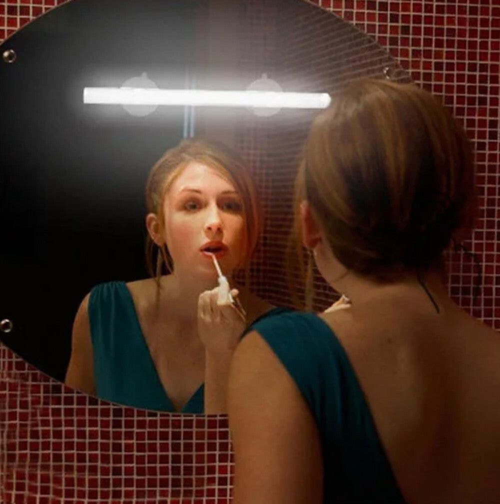 Seventybeauty LED lámpa fürdőszobai tükörre rögzítve, rúzó felvitele közben