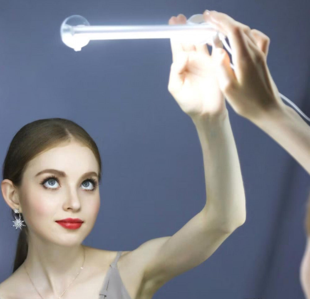 Seventybeauty 30 cm-es LED sminklámpa felhelyezése tükörre tapadókorongokkal