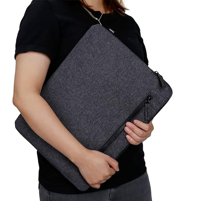 Eono laptoptáska vékony kivitelben, nő a karjában tartja