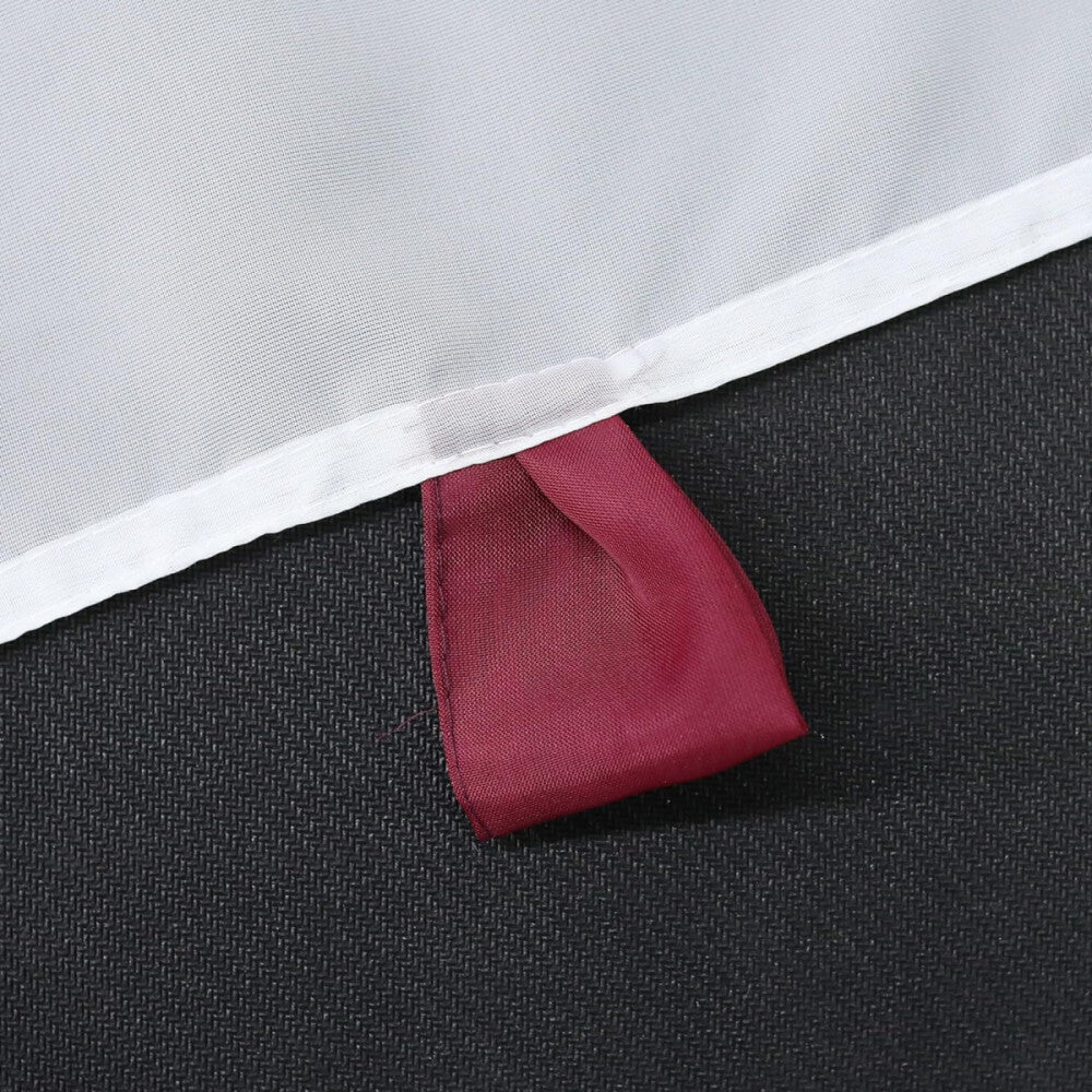 Bordó bújtatófül a fehér voile panelfüggöny felső szélén, közelről