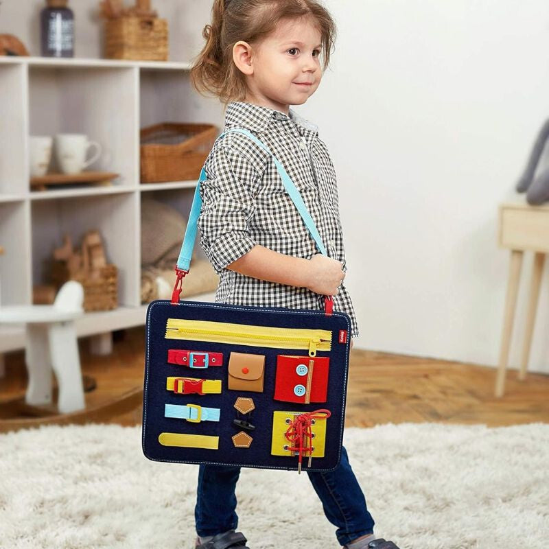 Kislány vállpánton viszi a Teaisiy Montessori fejlesztő táblát, mint egy táskát