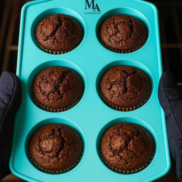 MA Cake Design muffinforma hat megsült csokoládés muffinnal, edényfogó kesztyűvel