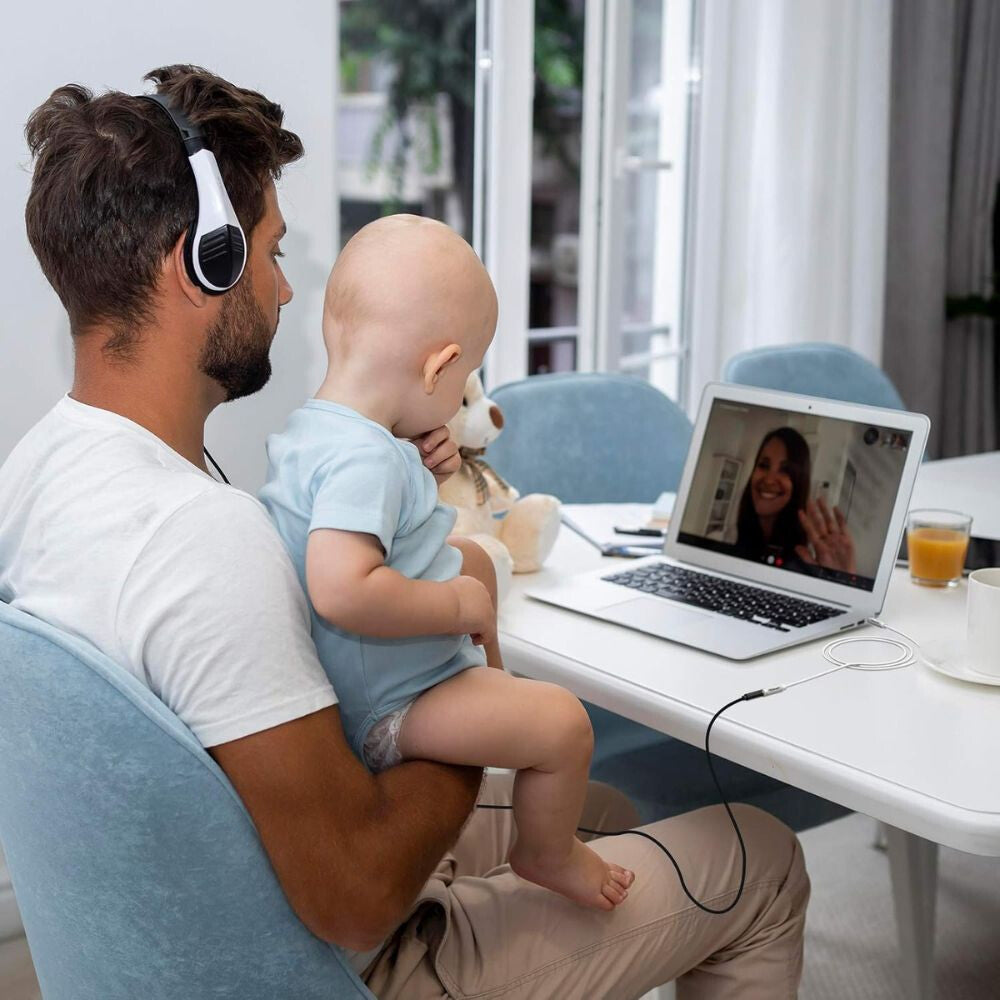 Apa babával fejhallgatót használ a TESmart jack hosszabbító kábellel laptop előtt