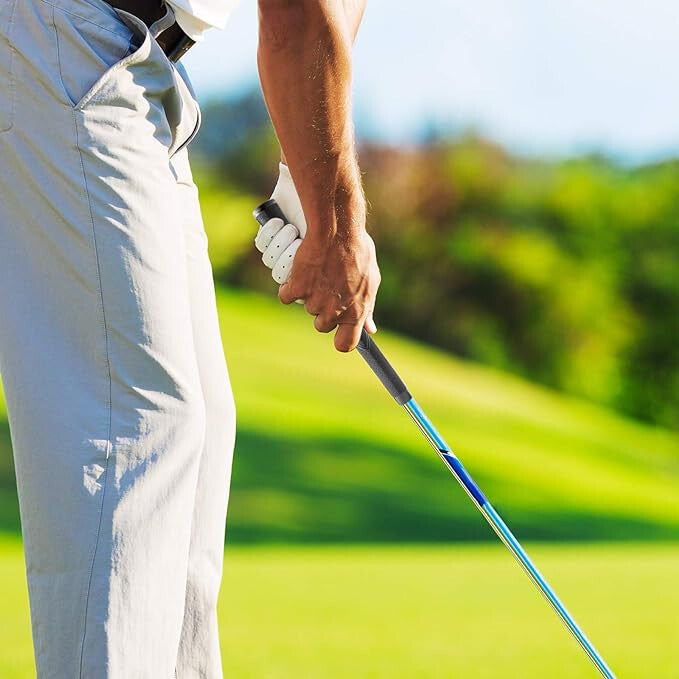 Golfozó a pályán Yamato Jumbo markolatú ütőt fog, kezek közelről