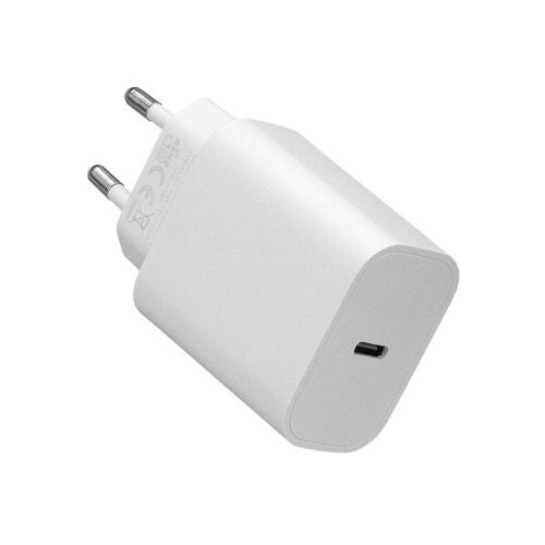 Fehér 20W USB-C gyorstöltő adapter ferde nézetből, EU csatlakozóval és USB-C porttal