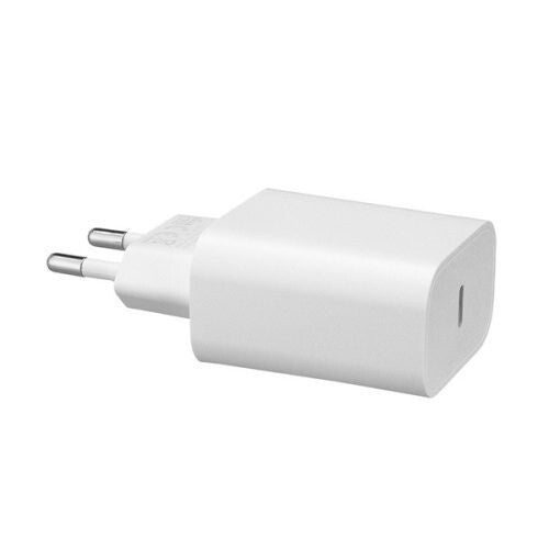 Fehér 20W USB-C PD gyorstöltő fekvő helyzetben, oldalt az USB-C bemenettel