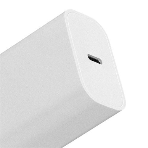 20W USB-C gyorstöltő adapter USB-C portja közelről, lekerekített fehér házzal