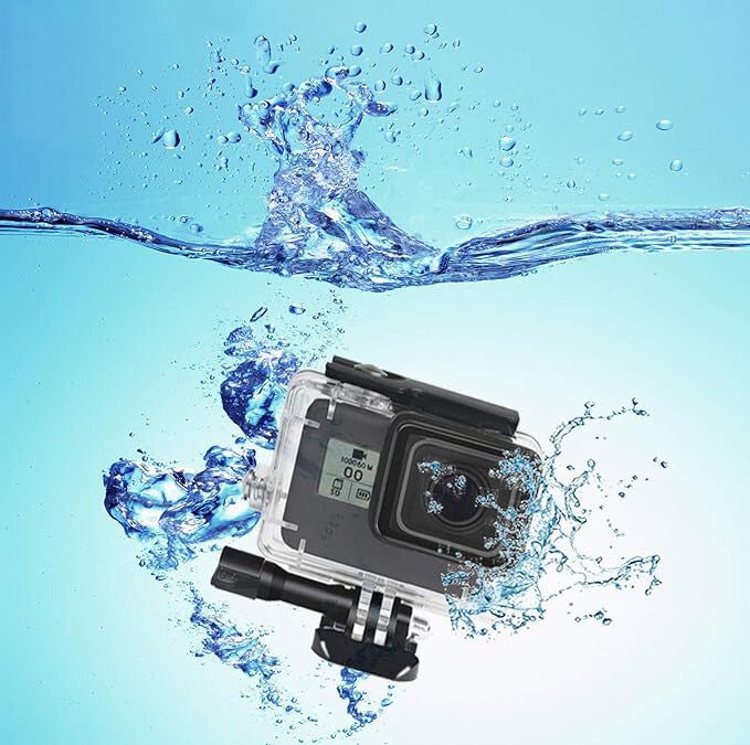 Lupholue vízálló GoPro tok vízbe merülve, körülötte fröccsenő vízzel