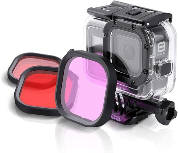GoPro Hero 8 vízálló tok mellett a három színszűrő, egy szűrő a tokon