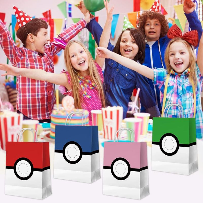 Négy színes pokélabda mintás ajándéktáska, háttérben ünneplő gyerekek a születésnapon