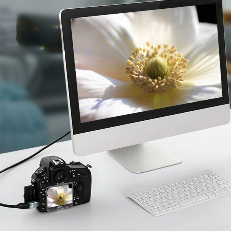 Micro HDMI adapterrel fényképezőgép monitorhoz csatlakoztatva, képernyőn virág