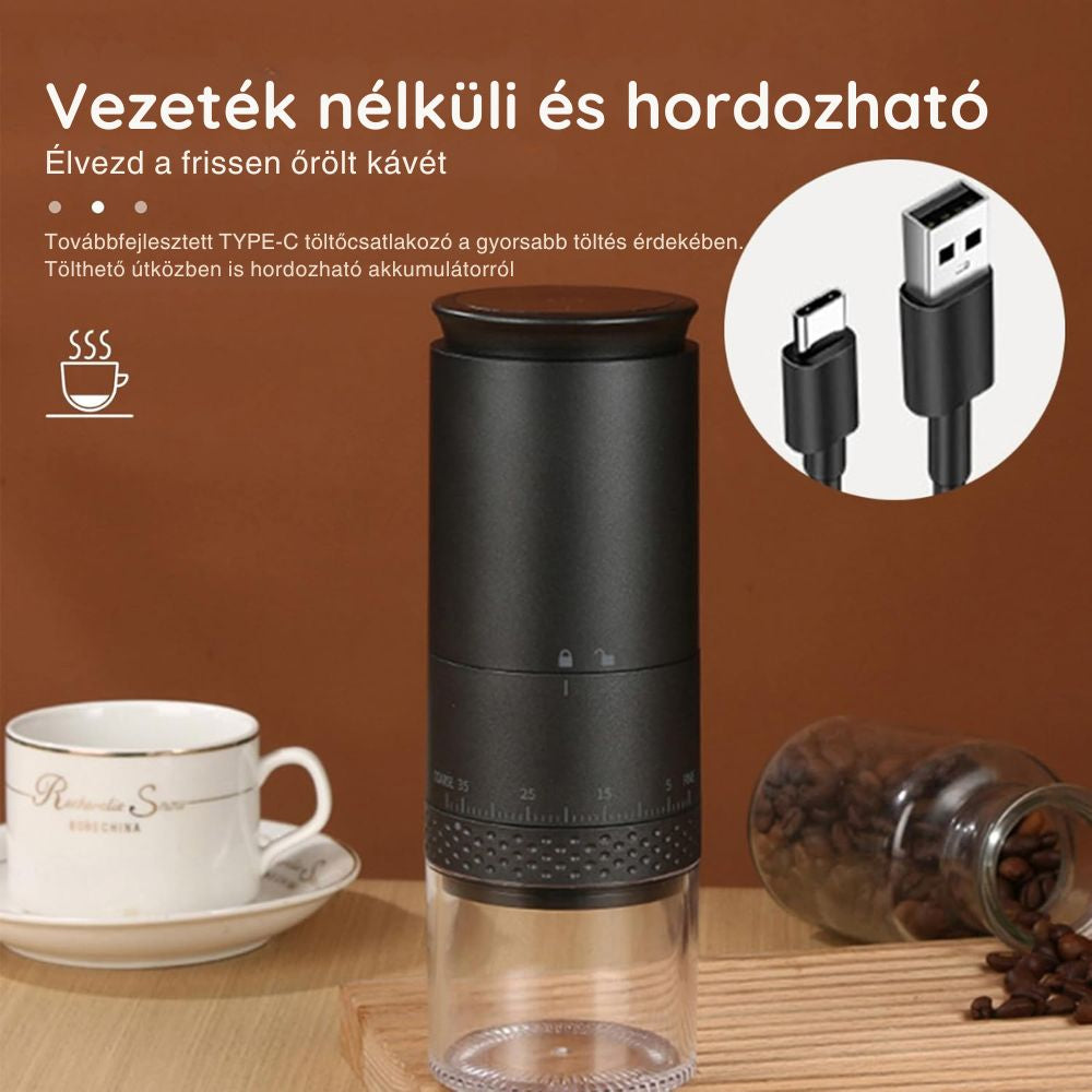 Akkumulátoros kávédaráló USB-C töltőkábellel, mellette kávéscsésze és kávébab