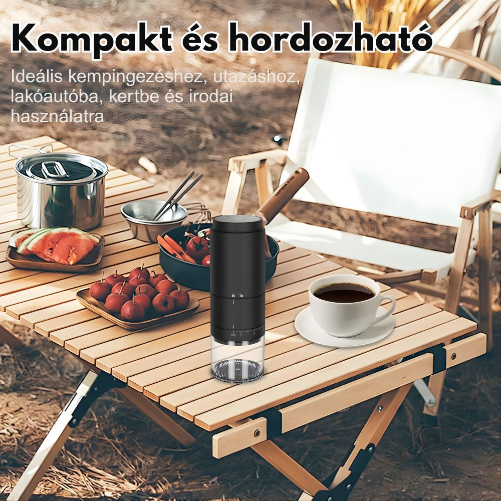 Kompakt akkus kávédaráló kempingasztalon a szabadban, csészével és reggelivel