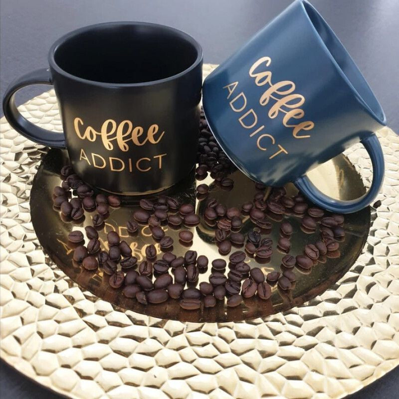 Coffee Addict Kerámia Bögre – 410 ml, Kék Arany Felirattal