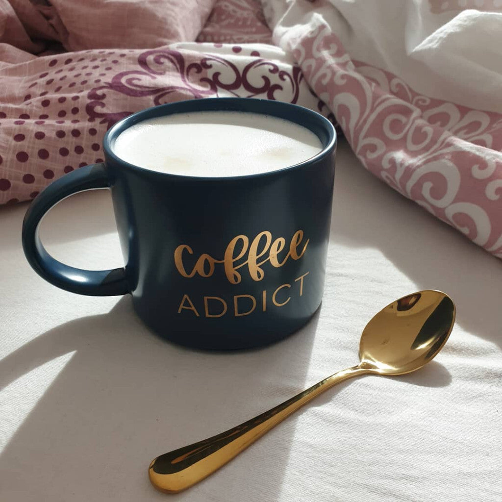 Coffee Addict Kerámia Bögre – 410 ml, Kék Arany Felirattal