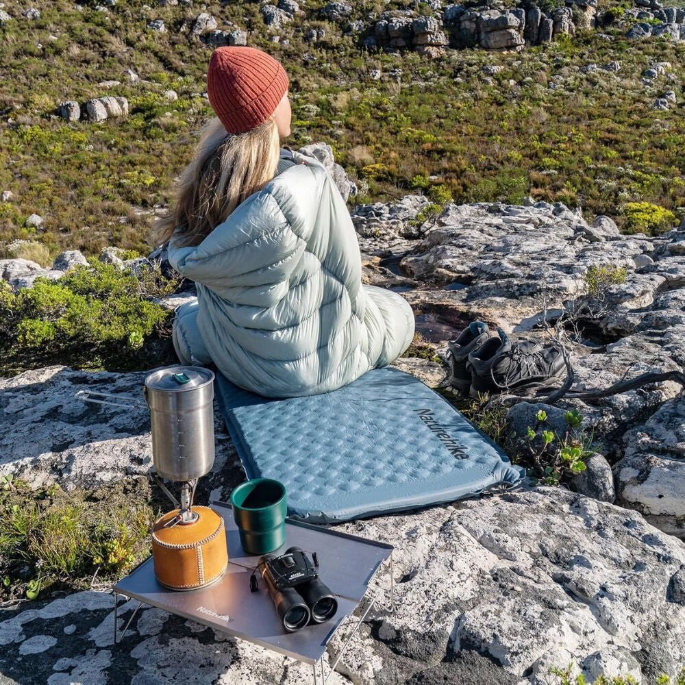 Naturehike Könnyen Felfújható Kempingmatrac – 3,5 cm Vastag, Ultrakönnyű (490 g), Múmia Forma, Szürkéskék
